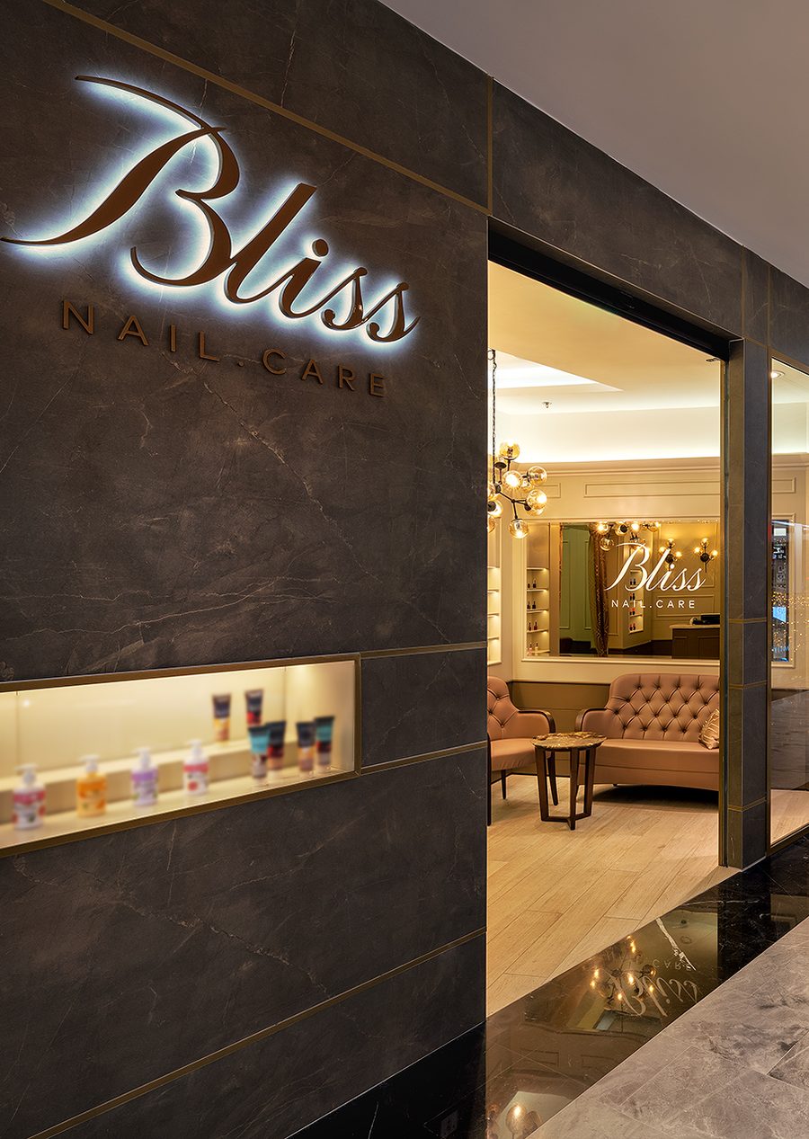 Vstup do salonu Bliss ve Westfield Chodov se svítícím logem